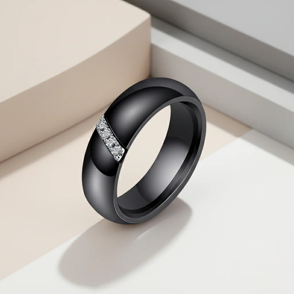 Bague en céramique noire ou blanche pour femme.