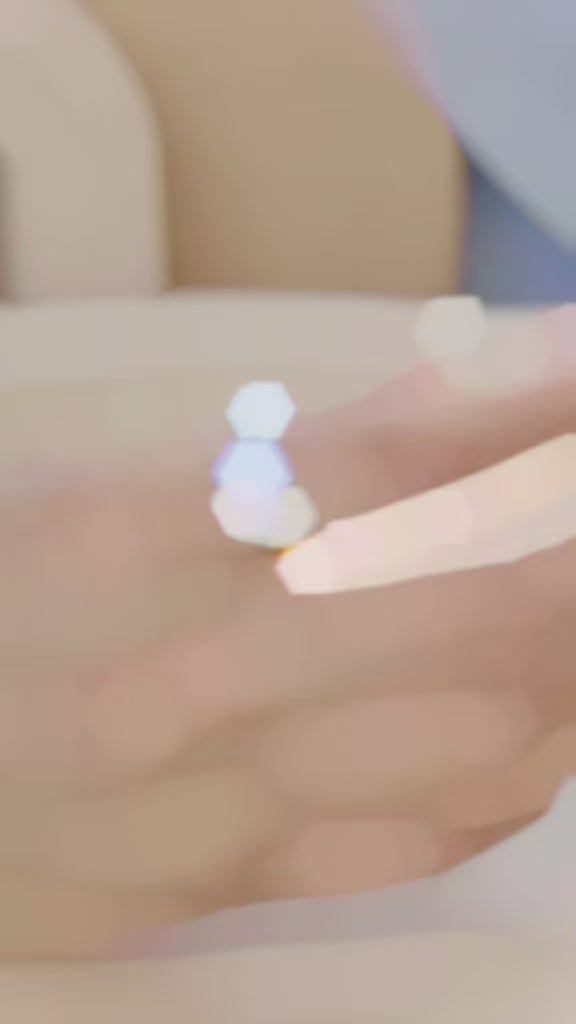 Bague en céramique noire ou blanche pour femme.